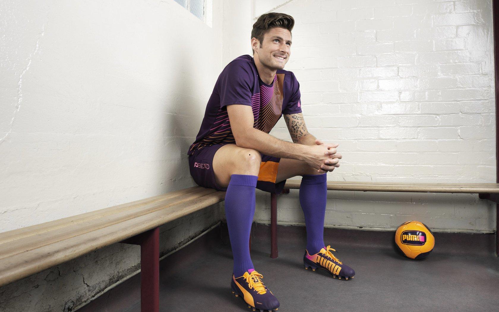 内马尔桑托斯首秀惊艳全场，屡遭侵犯仍闪耀，突破如利剑撕裂防线！